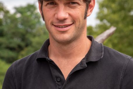 Marc Thiel ist als Naturschützer und Imker tätig