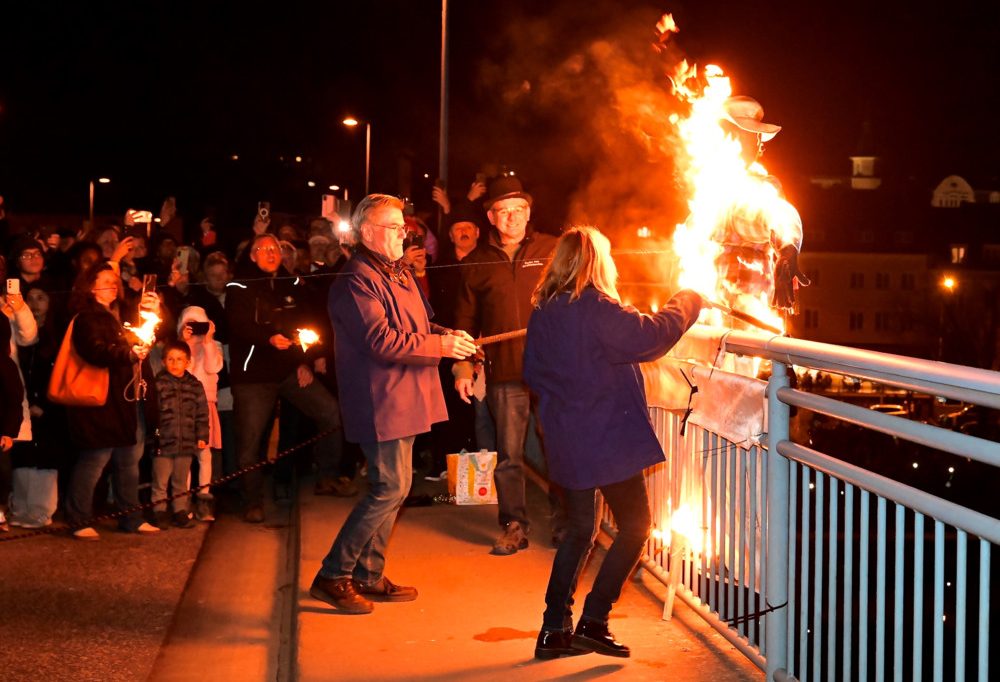 Tradition / Tschüss Karneval, tschüss Winter: In Remich brennt am Aschermittwoch ein „Stréimännchen“