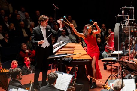 Gustavo Gimeno (links) und&nbsp;Vivi Vasileva (rechts) waren der H&ouml;hepunkt in der Philharmonie