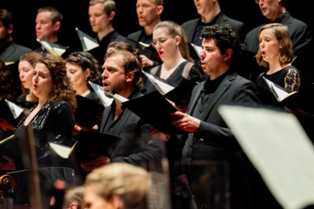 Teamwork in der Philharmonie beim Konzert von Missa Solemnis