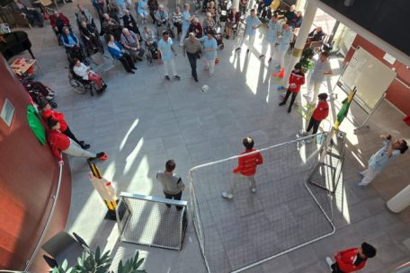 Soziales Engagement / Liebe zum Fußball kennt kein Alter:  Wiltzer Scolaires zu Besuch im Seniorenheim