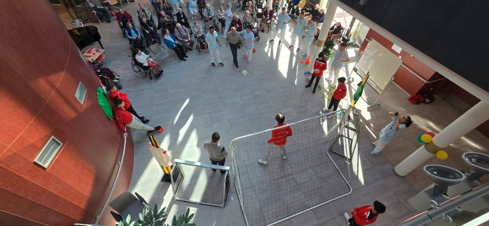 Soziales Engagement / Liebe zum Fußball kennt kein Alter:  Wiltzer Scolaires zu Besuch im Seniorenheim