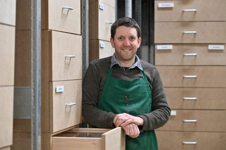 Guillaume Becker inmitten der wissenschaftlichen Sammlung