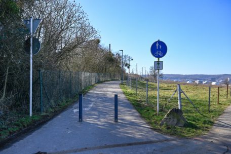 Die Einfahrt zum Rad- und Spazierweg entlang der Eisenbahnschienen auf Beleser Seite. Ein „Pas de salage“-Schild steht hier nicht.