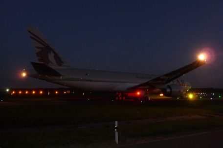 Auf in die Nacht: Eine Boeing 777 der Qatar Cargo rollt zur Startposition