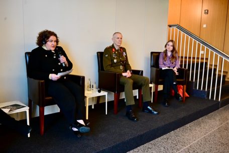 <br />
Diskussionsrunde (v.l.): Botschafterin Fleur Thomas, General Steve Thull und Claire Schadeck vom CID Fraen an Gender