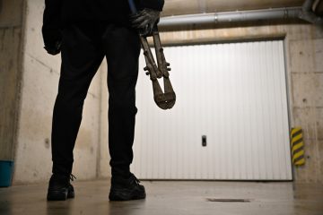 Schrassig / Hausbewohner jagen Einbrecher und helfen der Polizei bei der Festnahme