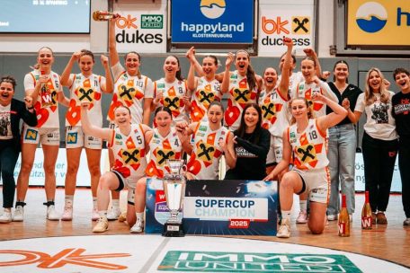 Liz Irthum (Nr. 8) und ihre Teamkolleginnen durften den zweiten Titel der Saison feiern