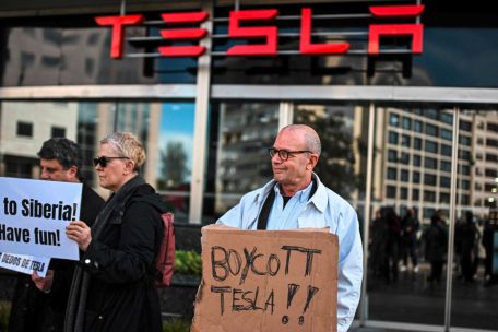 Märkte in Aufruhr / Tesla-Aktie im Sinkflug – symbolische Unterstützung von Trump