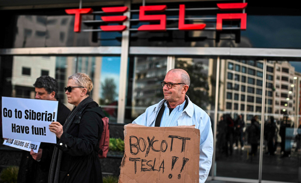 Märkte in Aufruhr / Tesla-Aktie im Sinkflug – symbolische Unterstützung von Trump