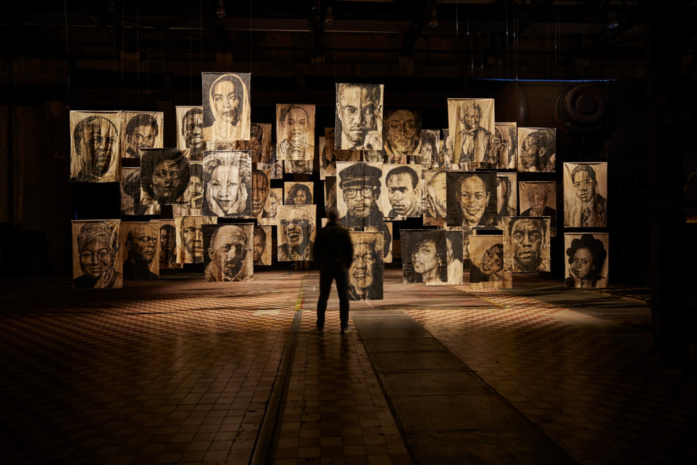 Ausstellung / Falsche Projektionen und gestürzte Denkmäler: „The True Size of Africa“ im Weltkulturerbe Völklinger Hütte