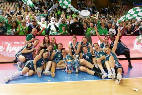 Vor zwei Jahren durfte Cathrin Wolff (rechts, sitzend) noch mit ihrem Ex-Klub Gréngewald den Pokalsieg feiern