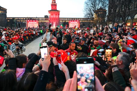 Formel 1 / „Aufregendste Zeit meines Lebens“: Hamilton lebt den Traum in Rot