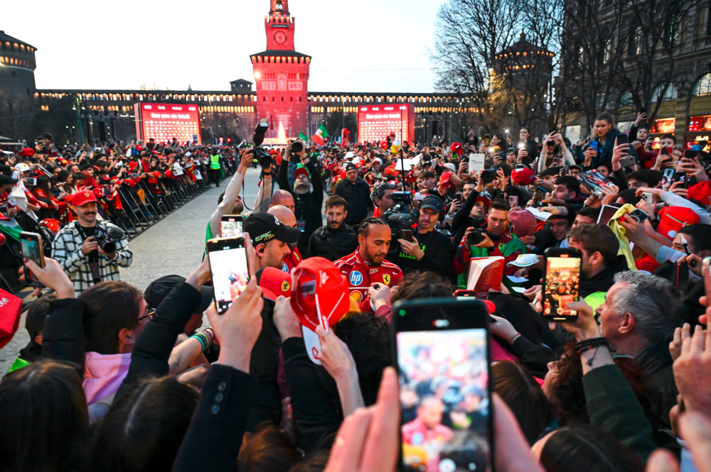 Formel 1 / „Aufregendste Zeit meines Lebens“: Hamilton lebt den Traum in Rot