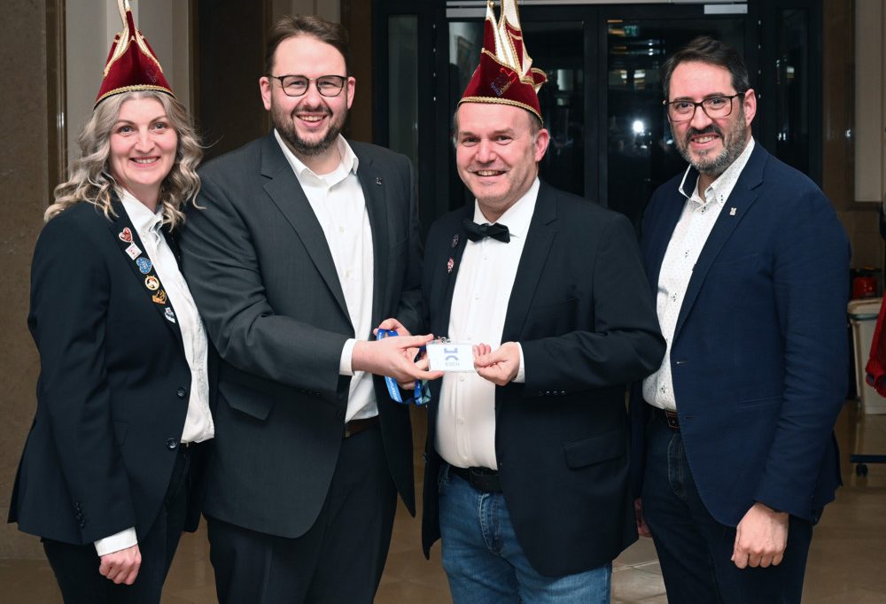 Escher Fuesent / Bürgermeister überreicht Karnevalisten Rathaus-Schlüssel