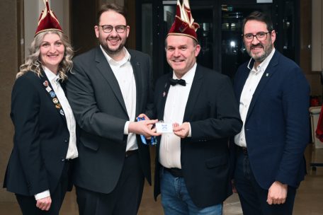 Escher Fuesent / Bürgermeister überreicht Karnevalisten Rathaus-Schlüssel