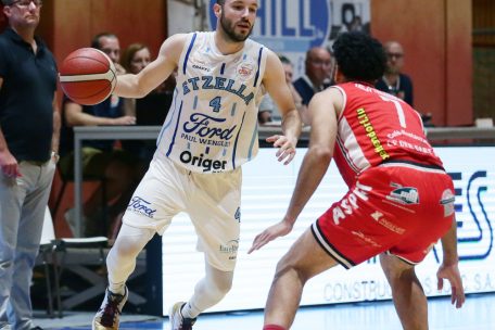 Philippe Gutenkauf im gestreiften Retro-Trikot der Etzella