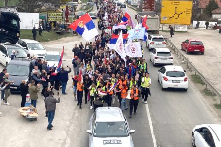 Popul&auml;re Hoffnungstr&auml;ger: Demonstranten auf dem Sternmarsch gegen die Korruption auf dem Boulevard der Befreiung am Stadtausgang im serbischen Cacak