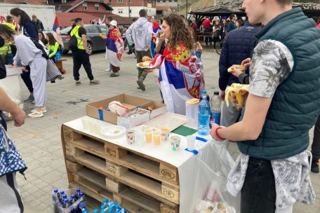 Paletten als Proviantbuffet:&nbsp;Demonstranten bei einer Marschpause im serbischen Dorf Brdjani