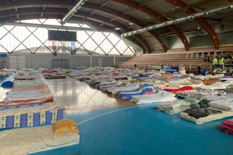 Nachtlager auf dem Weg nach Belgrad: Unterkunft f&uuml;r die Demonstranten in der Sporthalle von Gornji Milanovac