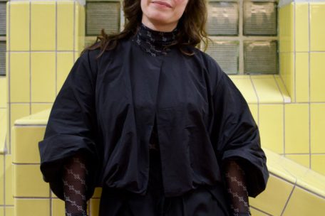 Céline Zimmer, der Kopf hinter der Ausstellung, ist Mitbegründerin von „Less Yellow“, einem Büro für nachhaltige und sozial gerechte Architektur