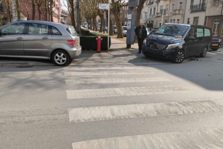 „Hoffentlich war er schon tot“ / Autofahrer verursacht Unfall mit Leichenwagen an risikoreicher Kreuzung in Esch