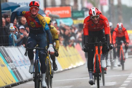 Radsport / Paris-Nice: Pedersen glänzt im Regen, Jungels wird 13. 