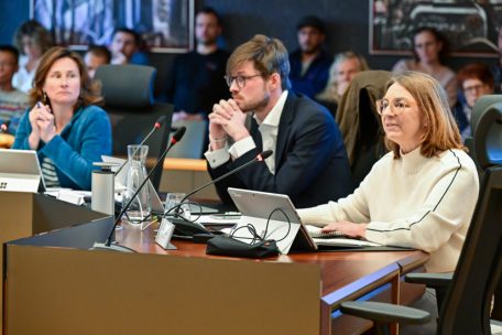 „déi gréng“ (v.l. Marie-Lyne Keller, Stephen De Ron und Carole Goerens) betonten, niemanden persönlich angegriffen zu haben