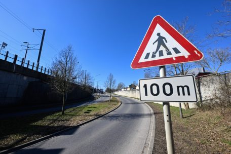 Der Zebrastreifen ist weg – ein Verkehrsschild, das die Autofahrer darauf aufmerksam macht, steht allerdings noch immer