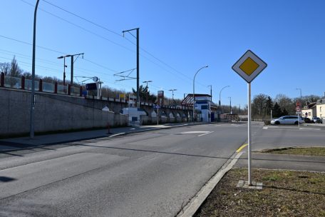 Käerjeng / Pingpong der Verwaltungen: Fehlender Zebrastreifen vor Bahnhof frustriert Bewohner