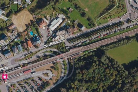 Der Zebrastreifen befindet sich vor dem Bahnhof auf der Kreuzung zwischen dem Boulevard Kennedy der rue de la Continentale
