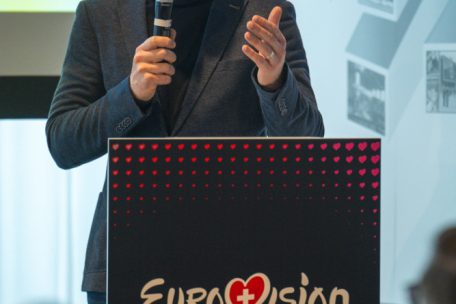 Beat Läuchli, Gesamtprojektleiter vom ESC Basel, informiert über das Begleitprogramm der Stadt zum Eurovision Song Contest 2025.