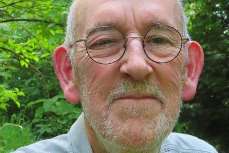 Guy Rewenig ist Schriftsteller. Sein aktuelles Buch im Binsfeld-Verlag hei&szlig;t &bdquo;Goss. Roman&ldquo;.