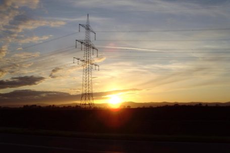 Aktualitätsstunde im Parlament / Gestiegene Strompreise: Die Regierung rückt nicht von ihrem Kurs ab