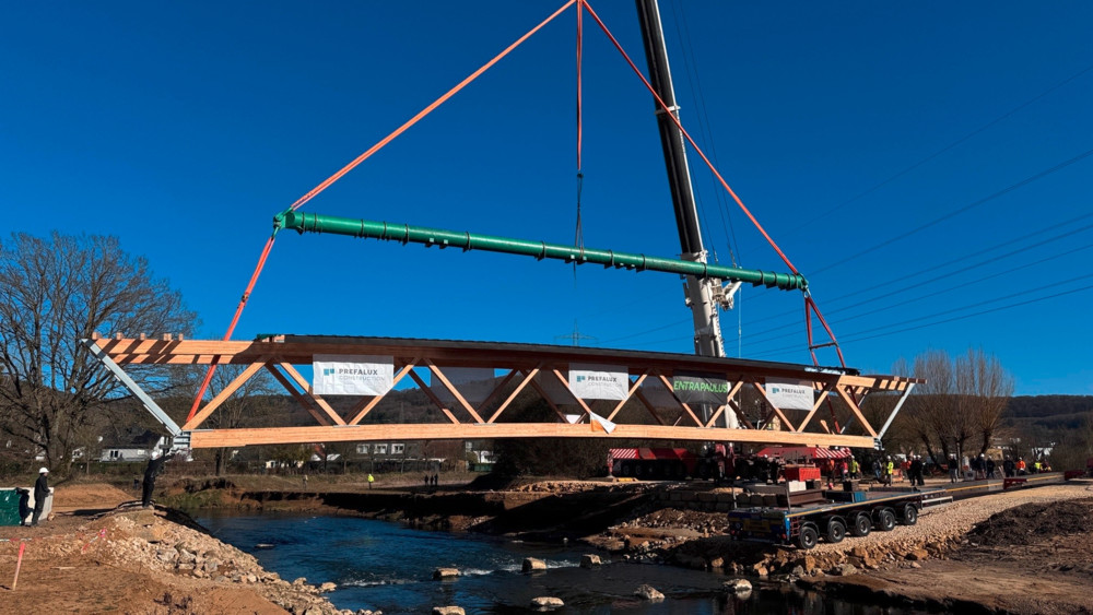 Alzette / Meilenstein für Renaturierung: Neue Brücke in Steinsel installiert