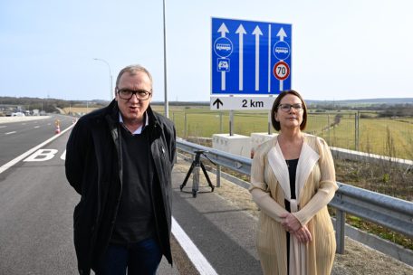 Roland Fox, Direktor der Straßenbauverwaltung, und Yuriko Backes, Ministerin für Mobilität und öffentliche Arbeiten