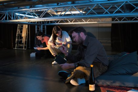 Bei den Proben von &bdquo;E kuerze Monolog iwwer eng laang Z&auml;it&ldquo;: (v.l.n.r.) Brigitte Urhausen, Jil Devresse und Philippe Thelen