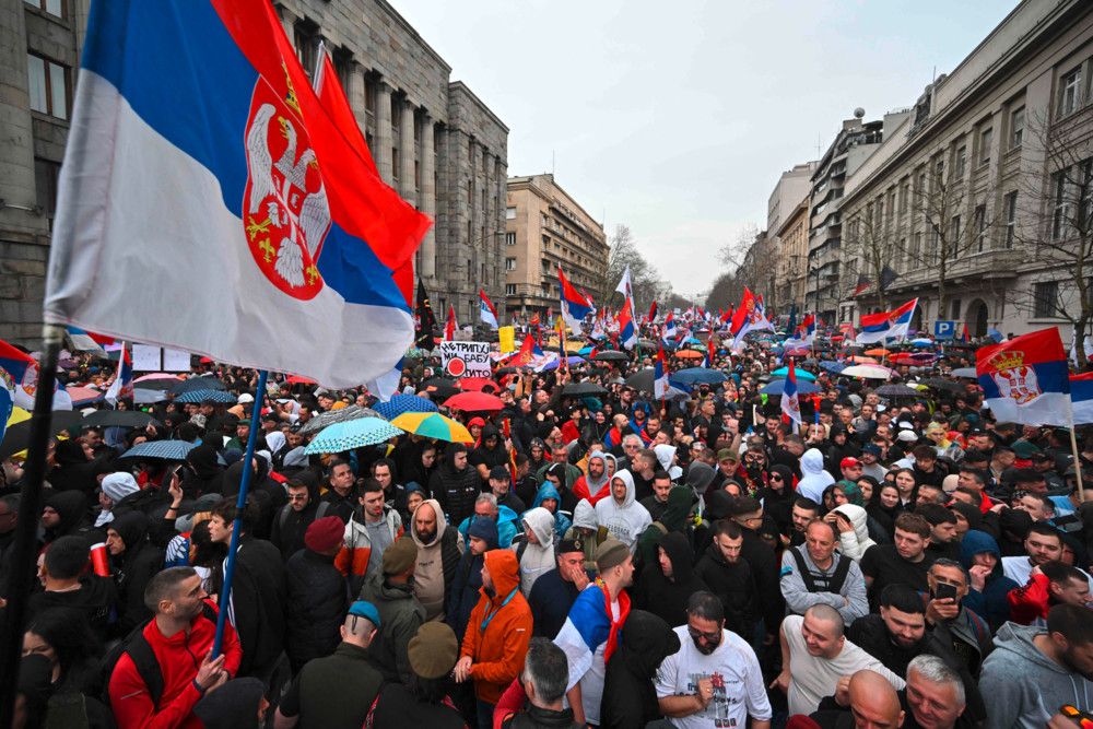 Serbien / Die Hinweise auf den Einsatz einer Schallkanone gegen Demonstranten verdichten sich