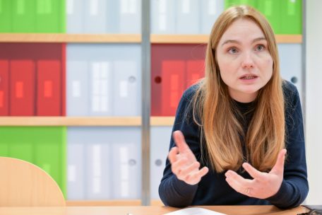 Porträt von Claire Schadeck, Projektleiterin im CID Fraen a Gender, im Interview über Anti-Feminismus in Luxemburg
