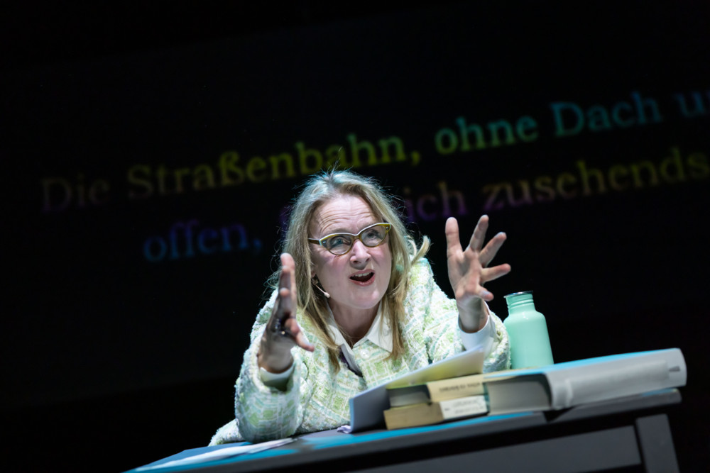 Theater / „Von Boomer für Boomer“: Lina Mack im Gespräch über Guy Rewenigs Bärenklau