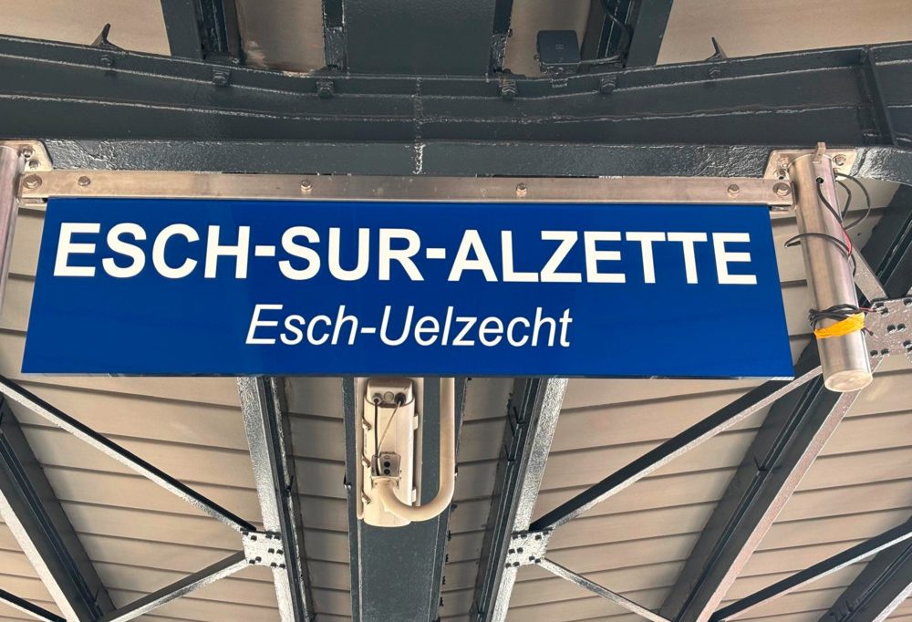 Luxemburg / Ausstieg jetzt auch in „Esch-Uelzecht“ möglich: CFL setzt künftig auf zweisprachige Ortsschilder