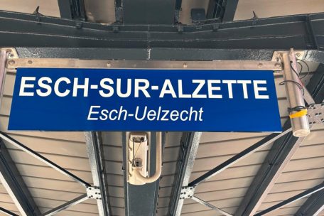 Luxemburg / Ausstieg jetzt auch in „Esch-Uelzecht“ möglich: CFL setzt künftig auf zweisprachige Ortsschilder
