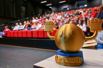 Preisüberreichung / „Wenn der Bildschirm mit unserem Kopf spielt“: Junge Journalisten geehrt