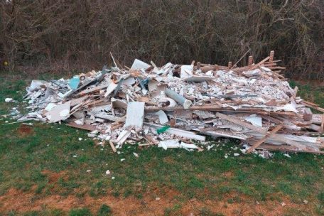 Düdelingen / Unbekannte entsorgen Überreste eines Bads im Wald – Gemeinde bittet um Hinweise