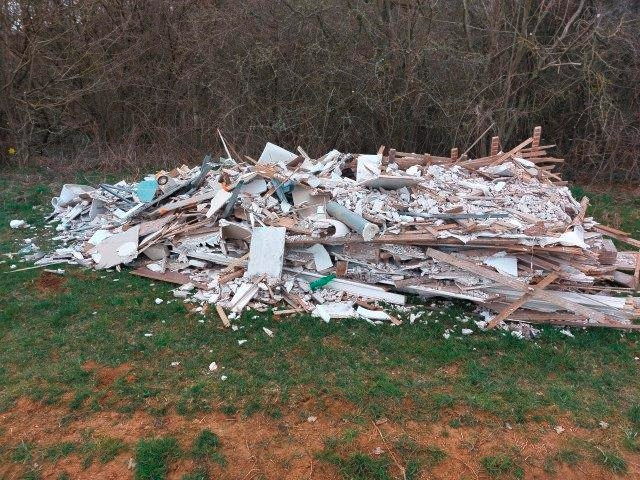 Düdelingen / Unbekannte entsorgen Überreste eines Bads im Wald – Gemeinde bittet um Hinweise