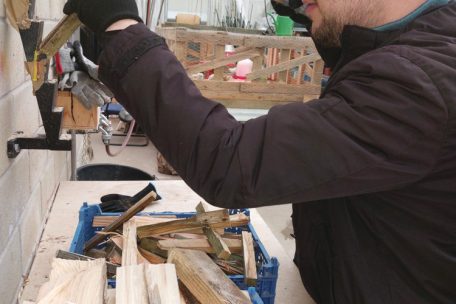 Hier wird das Holz von den Bewohnern zerkleinert