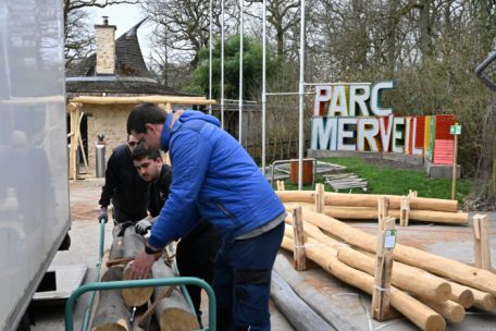 Das Dach am Eingang wird gebaut