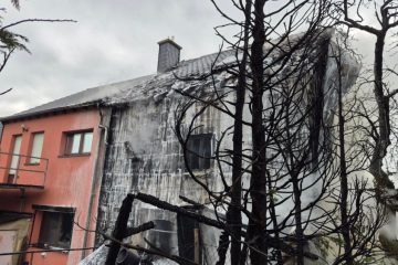 Großeinsatz in Zittig / 50 Feuerwehrleute löschen brennende Fassade – keine Verletzten