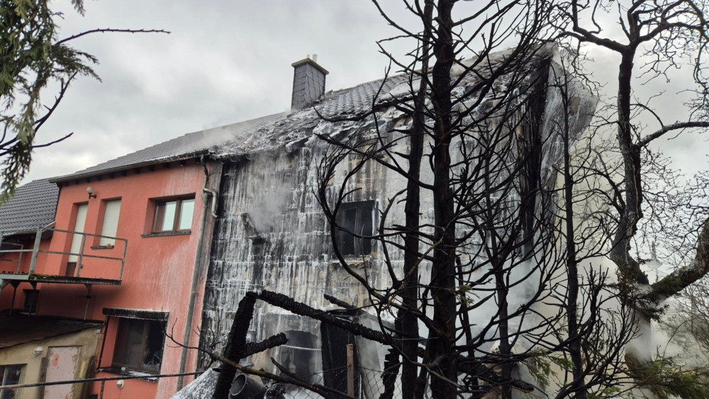 Großeinsatz in Zittig / 50 Feuerwehrleute löschen brennende Fassade – keine Verletzten