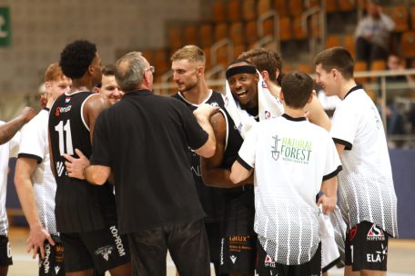 Basketball / T71 kämpft sich durch Albtraum-Viertel 